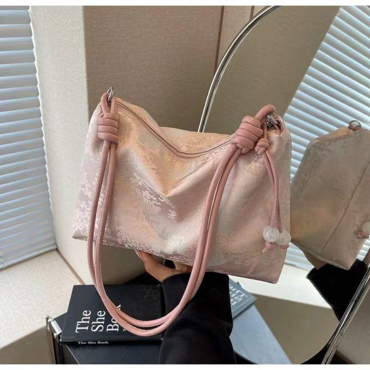 New Chinese style soft surface large capacity bag women s new summer fashion commuting shoulder messenger bag розовый
New Chinese style soft surface large capacity bag women s new summer fashion commuting shoulder messenger bag розовый