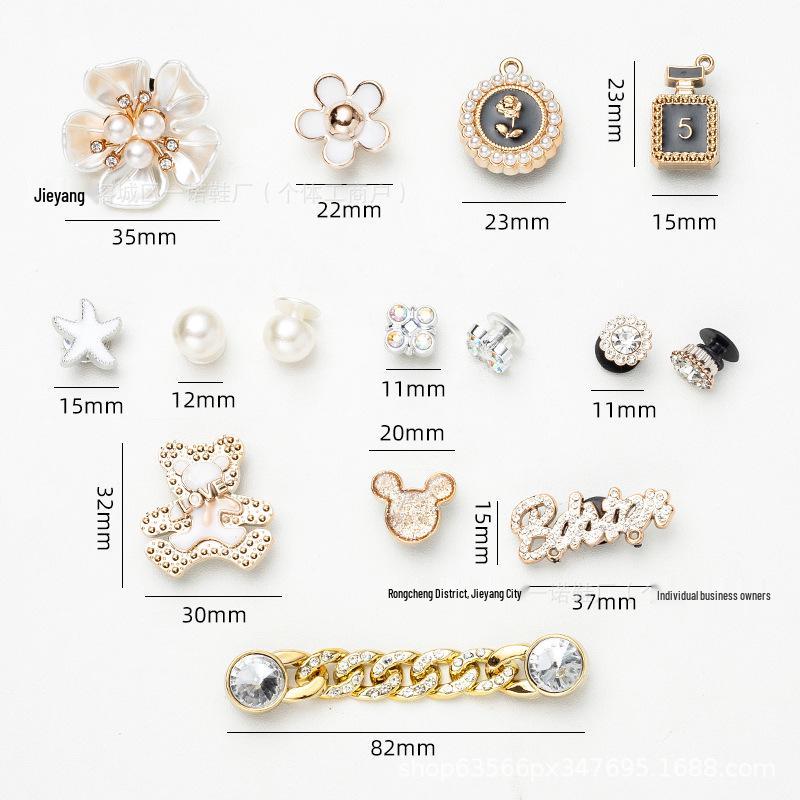 Съемная пряжка-цепочка с цветком и бриллиантами в виде медведя - универсальные металлические украшения для обуви
Съемная пряжка-цепочка с цветком и бриллиантами в виде медведя - универсальные металлические украшения для обуви