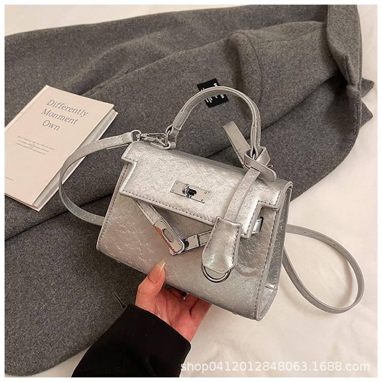 High-end small bag women s 2025 new fashion shoulder messenger bag foreign style versatile handbag texture Kelly bag срібний
High-end small bag women s 2025 new fashion shoulder messenger bag foreign style versatile handbag texture Kelly bag срібний