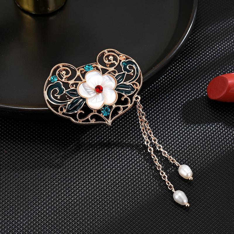 Ladies Light Luxury Design Elegant Vintage Tassel Imitation Pearl Brooch Fashionable Versatile Niche Design Brooch
Ladies Light Luxury Design Elegant Vintage Tassel Imitation Pearl Brooch Fashionable Versatile Niche Design Brooch
