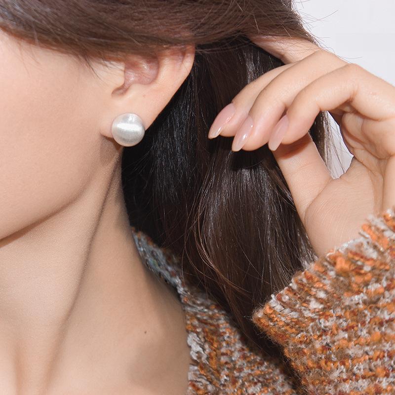 European and American fashion light luxury matte metal brushed semicircular ball stud earrings niche design sense versatile temperament earrings
European and American fashion light luxury matte metal brushed semicircular ball stud earrings niche design sense versatile temperament earrings