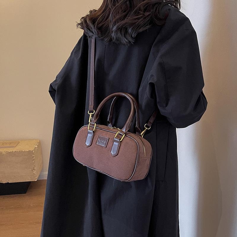 Women s bag new high-end fashion autumn and winter matte retro shoulder messenger bag portable small square bag чорний
Women s bag new high-end fashion autumn and winter matte retro shoulder messenger bag portable small square bag чорний