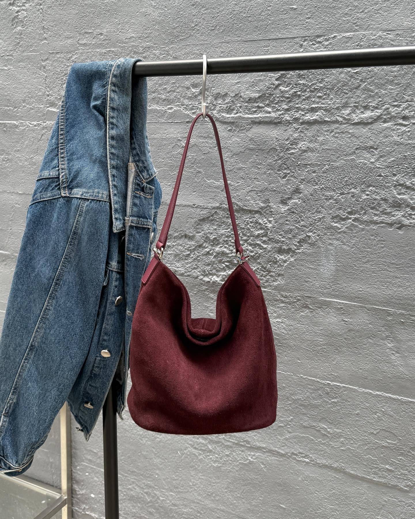 Autumn and winter retro matte cowhide bag 2025 new underarm bag light luxury high-end tote bag single shoulder portable women s bag 27*15*28 вино красного
Autumn and winter retro matte cowhide bag 2025 new underarm bag light luxury high-end tote bag single shoulder portable women s bag 27*15*28 вино красного