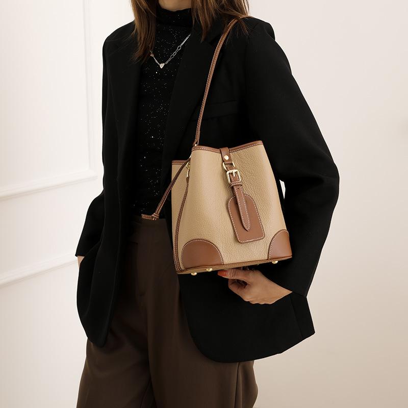 Сумка-ведро из натуральной кожи, подходящая по цвету, женские сумки, новая модная и универсальная женская сумка, сумка из натуральной кожи 20x13x21cm хаки
Сумка-ведро из натуральной кожи, подходящая по цвету, женские сумки, новая модная и универсальная женская сумка, сумка из натуральной кожи 20x13x21cm хаки