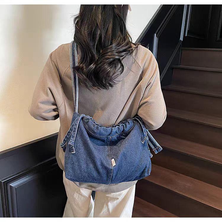 Retro Denim Cross-body Bag Women Large Capacity Light Solid Color Casual Korean Style Shoulder Trendy 33x11x22 темно-синього кольору
Retro Denim Cross-body Bag Women Large Capacity Light Solid Color Casual Korean Style Shoulder Trendy 33x11x22 темно-синього кольору