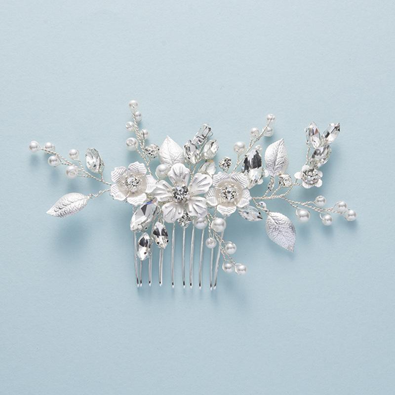 Bridal headgear rhinestone headgear handmade pearl flower and leaf hair comb beautiful Japanese and Korean style hair accessories белый
Bridal headgear rhinestone headgear handmade pearl flower and leaf hair comb beautiful Japanese and Korean style hair accessories белый