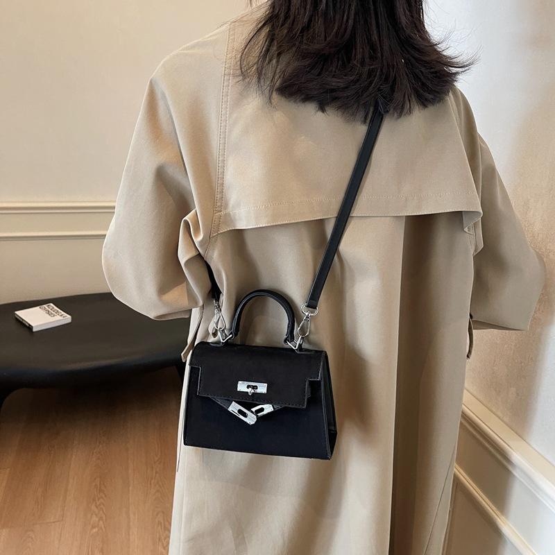 Нишевая сумка женская сумка 2025 новая универсальная на плечо сумка-мессенджер модная сумочка 20*8*14 чёрный
Нишевая сумка женская сумка 2025 новая универсальная на плечо сумка-мессенджер модная сумочка 20*8*14 чёрный