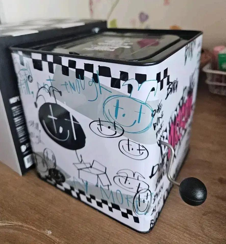 BTS J-Hop Jack In The Box Music Box Used
BTS J-Hop Jack In The Box Music Box Used