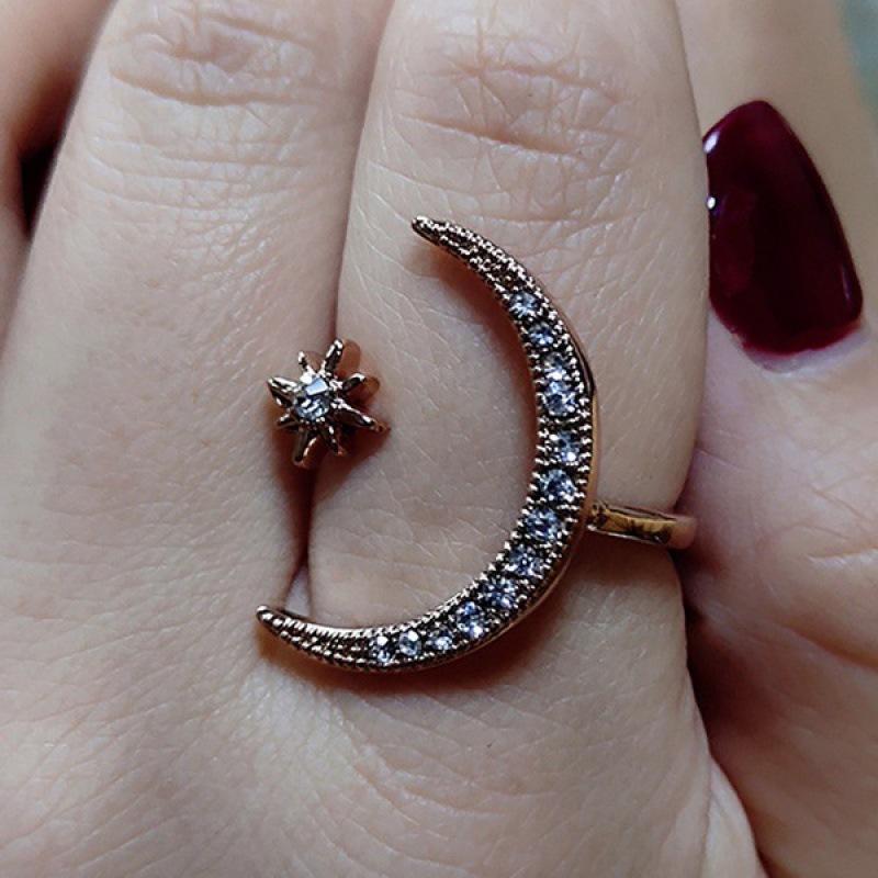Xin Orange Accessories White Gold White Diamond Crescent Moon Star Moon Ring Opening Adjustable Women s Ring adjustable opening рожевий колір золота
Xin Orange Accessories White Gold White Diamond Crescent Moon Star Moon Ring Opening Adjustable Women s Ring adjustable opening рожевий колір золота