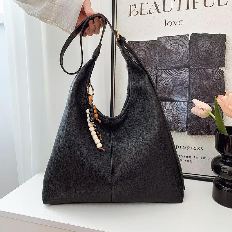 Commuter large-capacity bag women s new autumn and winter versatile fashion shoulder bag tote bag чёрный
Commuter large-capacity bag women s new autumn and winter versatile fashion shoulder bag tote bag чёрный