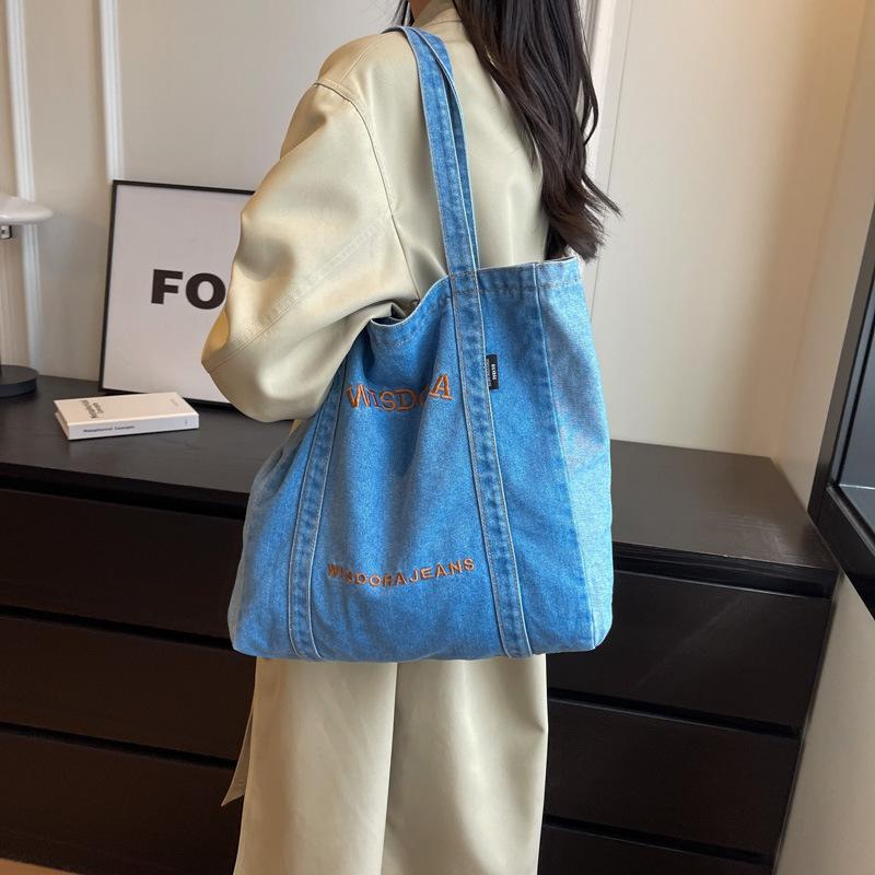 Новая повседневная джинсовая сумка женская большая вместительная на плечо с вышивкой букв джинсовая сумка-тоут светло-синий
Новая повседневная джинсовая сумка женская большая вместительная на плечо с вышивкой букв джинсовая сумка-тоут светло-синий