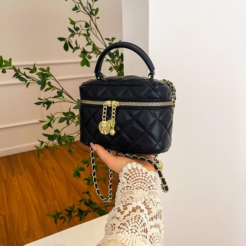 Spring and summer new diamond chain bag fashionable versatile shoulder messenger bag portable mini bucket bag чорний
Spring and summer new diamond chain bag fashionable versatile shoulder messenger bag portable mini bucket bag чорний