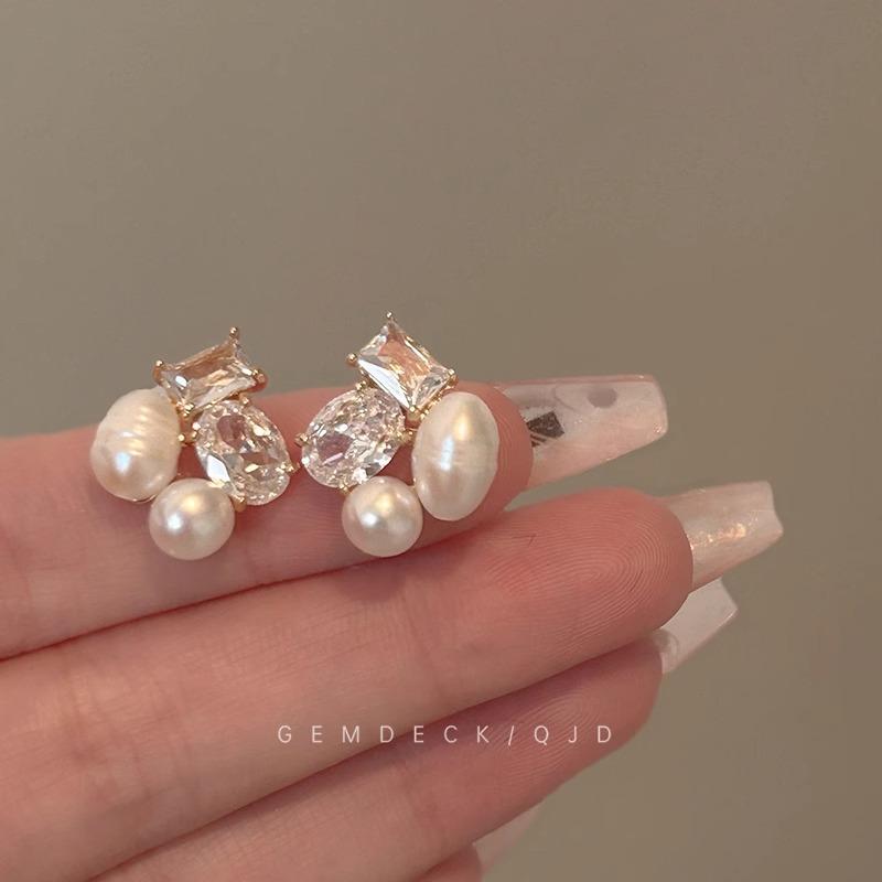 Light luxury high-end square zircon natural pearl silver needle earrings women s new popular temperament earrings
Light luxury high-end square zircon natural pearl silver needle earrings women s new popular temperament earrings