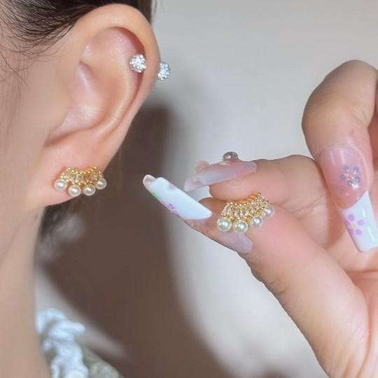 French zircon pearl stud earrings new temperament women niche fashion lady earrings women
French zircon pearl stud earrings new temperament women niche fashion lady earrings women