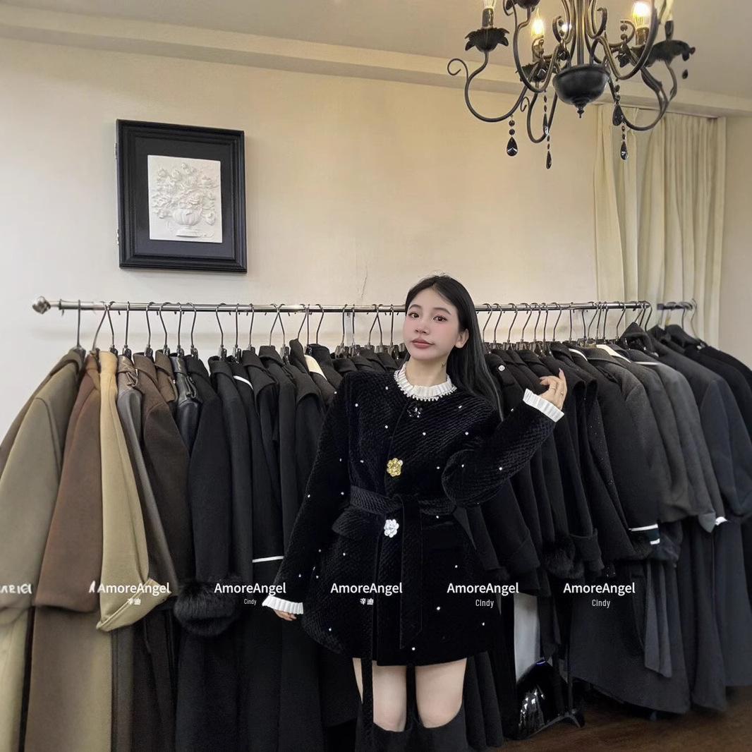 Korean 3D Waist-Hugging Diamond-Studded Wool Coat for Women – 2024 Winter Collection XL
Korean 3D Waist-Hugging Diamond-Studded Wool Coat for Women – 2024 Winter Collection XL