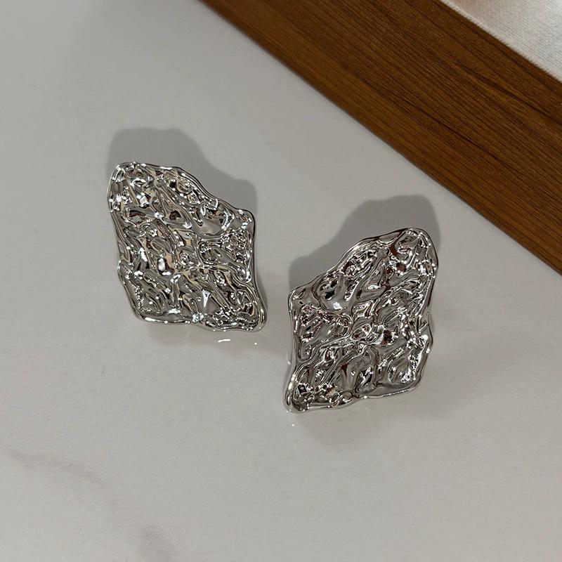 French retro gold and silver contrasting colors irregular lava texture stud earrings women s light luxury high-end unique earrings earrings
French retro gold and silver contrasting colors irregular lava texture stud earrings women s light luxury high-end unique earrings earrings