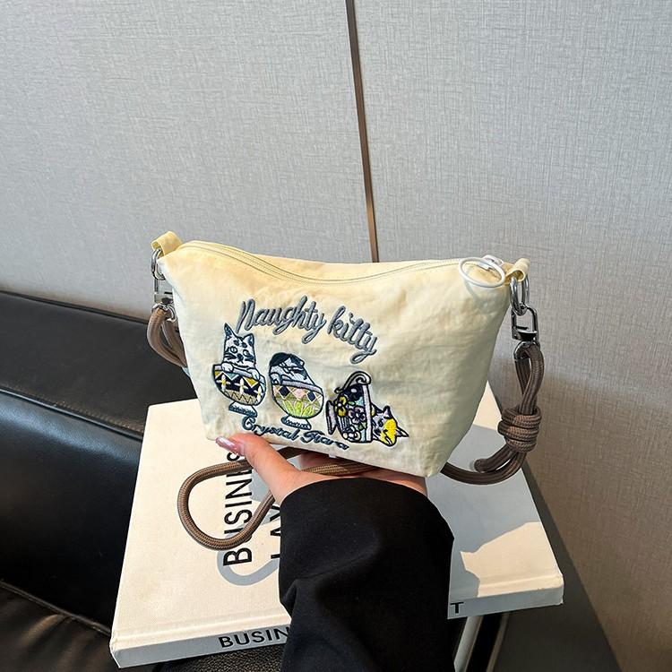 New shoulder messenger bag women s Oxford cloth mobile phone bag cosmetic bag fashion versatile casual portable small square bag чорний
New shoulder messenger bag women s Oxford cloth mobile phone bag cosmetic bag fashion versatile casual portable small square bag чорний