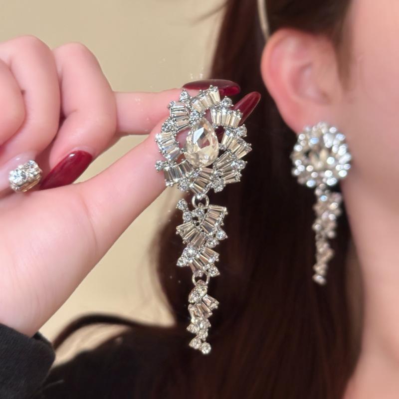 Super flash full of diamonds exaggerated long earrings light luxury exquisite heavy industry stud earrings dress banquet earrings high-end accessories
Super flash full of diamonds exaggerated long earrings light luxury exquisite heavy industry stud earrings dress banquet earrings high-end accessories