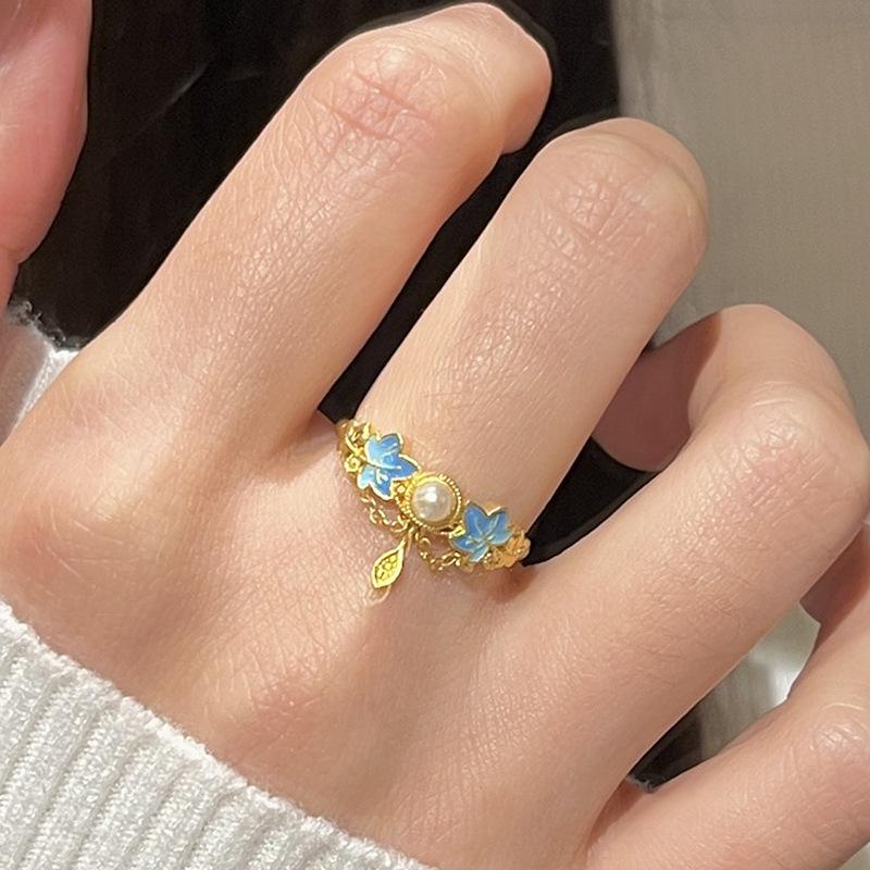 Китайское кольцо Xiaohongshu с эмалью синего цвета, жемчужной кисточкой и листом гинкго для женщин Adjustable Open
Китайское кольцо Xiaohongshu с эмалью синего цвета, жемчужной кисточкой и листом гинкго для женщин Adjustable Open
