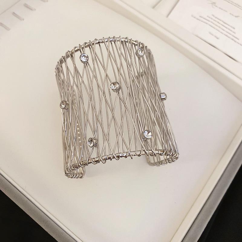 Жіночий Висококласний Мінімалістичний Неправильної Форми Увігнутий Браслет: Європейський та американський нішевий холодний стиль браслет
Жіночий Висококласний Мінімалістичний Неправильної Форми Увігнутий Браслет: Європейський та американський нішевий холодний стиль браслет