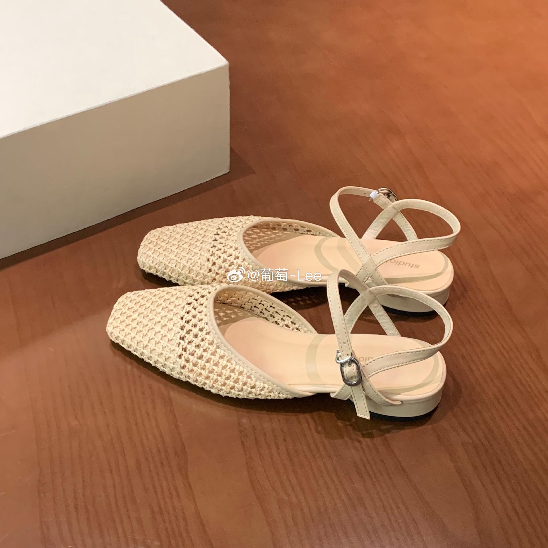 Sheepskin grape mother of the same style~ French leather hollow woven small square head, light mouth thick heel, empty cool slippers women 40
Sheepskin grape mother of the same style~ French leather hollow woven small square head, light mouth thick heel, empty cool slippers women 40