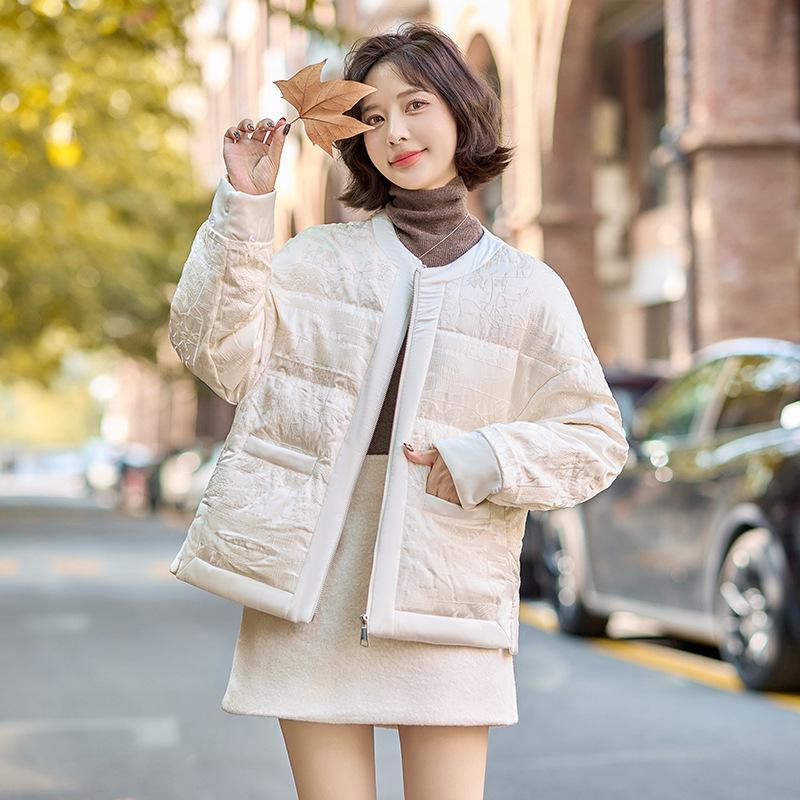 Women s Winter White Duck Down Jacket with Fox Fur Cuffs and Round Neck M (110-125 lbs) грязно-белый
Women s Winter White Duck Down Jacket with Fox Fur Cuffs and Round Neck M (110-125 lbs) грязно-белый