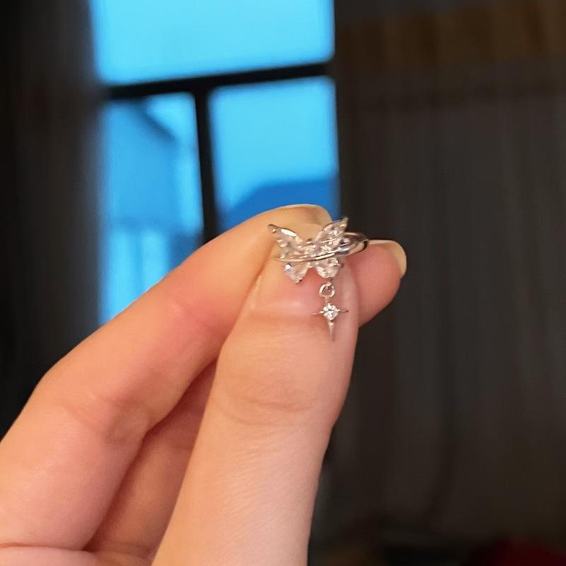 Korean zircon earclips, femininity pearl earrings, no earholes, mosquito coil disc earclips, light luxury and high-end earrings.
Korean zircon earclips, femininity pearl earrings, no earholes, mosquito coil disc earclips, light luxury and high-end earrings.