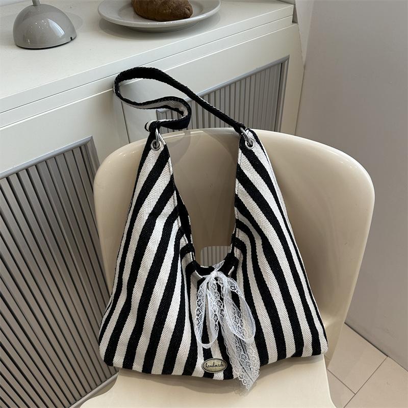 Fashion and popular double-sided striped tote bag, commuting simple niche design, underarm bag, large-capacity shoulder bag.
Fashion and popular double-sided striped tote bag, commuting simple niche design, underarm bag, large-capacity shoulder bag.