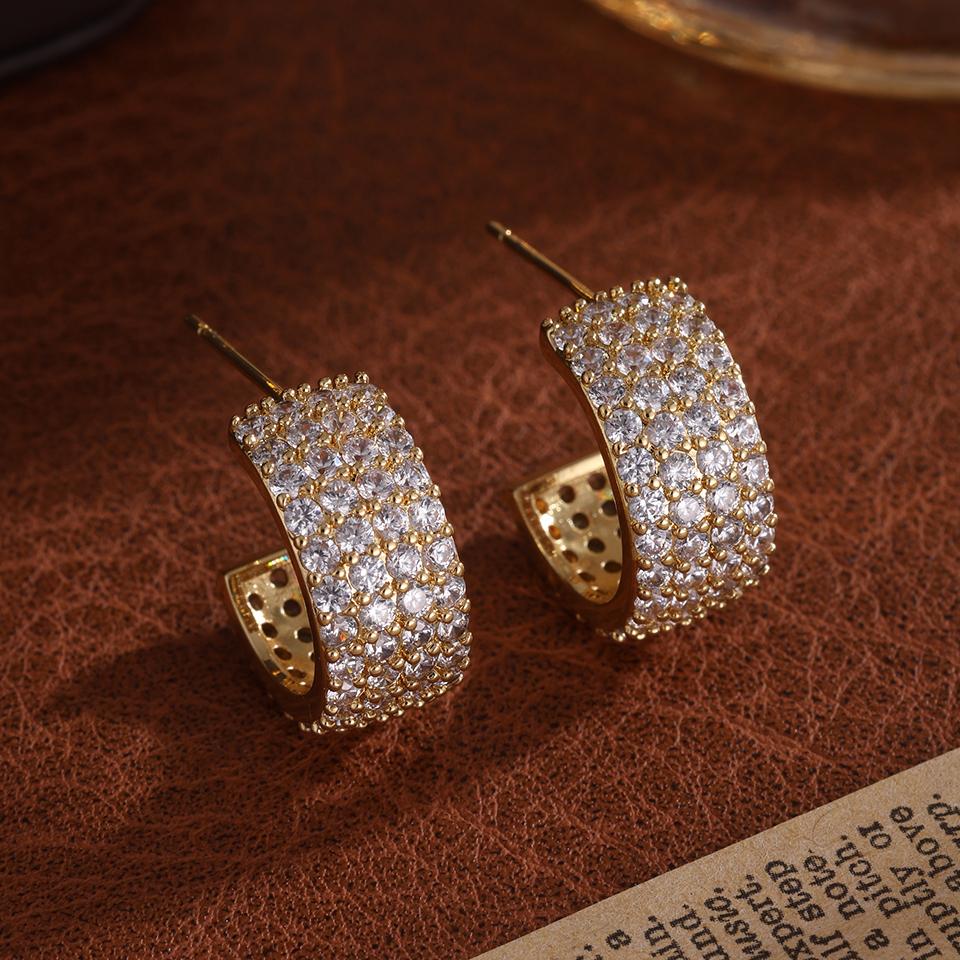 ZAKOL Изысканные серьги-кольца CC-образной формы, полностью инкрустированные цирконами, для женщин, роскошные, блестящие, с микро-инкрустацией кристаллами CZ и цирконами, подарок, аксессуары для ушей
ZAKOL Изысканные серьги-кольца CC-образной формы, полностью инкрустированные цирконами, для женщин, роскошные, блестящие, с микро-инкрустацией кристаллами CZ и цирконами, подарок, аксессуары для ушей