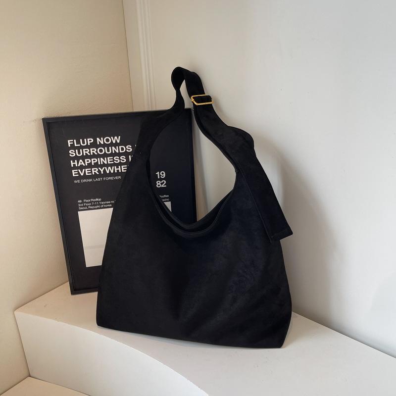 Retro simple large-capacity tote bag autumn and winter new niche shoulder bag casual commuter fashion handbag чёрный
Retro simple large-capacity tote bag autumn and winter new niche shoulder bag casual commuter fashion handbag чёрный