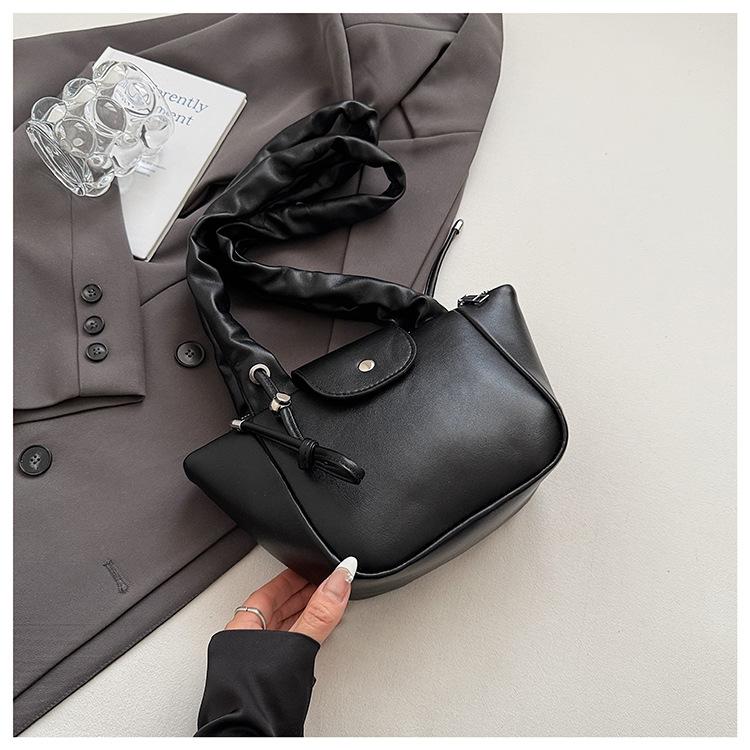 Foreign-style pleated small bag women s 2025 new Korean version niche design bucket bag fashionable commuter women s shoulder bag
Foreign-style pleated small bag women s 2025 new Korean version niche design bucket bag fashionable commuter women s shoulder bag