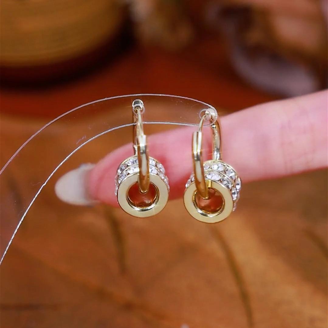 New trendy temperament super flash cylindrical ear buckle, design sense light luxury high sense simple earrings earrings
New trendy temperament super flash cylindrical ear buckle, design sense light luxury high sense simple earrings earrings