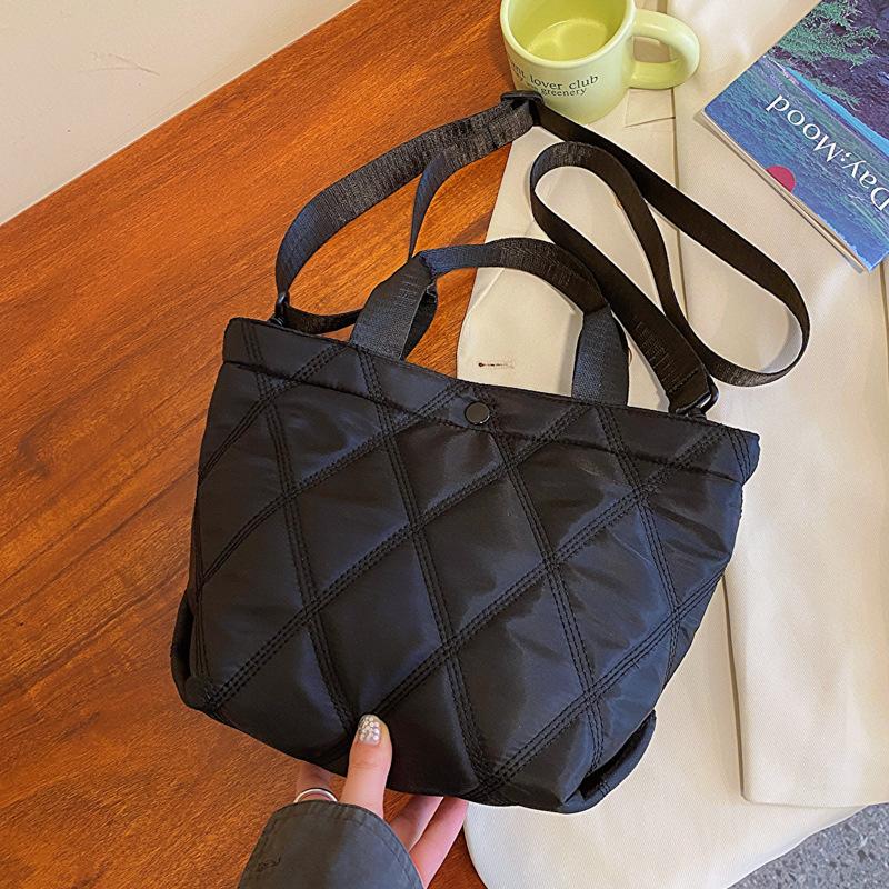 2025 autumn and winter fashion rhombus women s bags large-capacity tote bags commuter shopping bags student solid color bucket bags tide чорний
2025 autumn and winter fashion rhombus women s bags large-capacity tote bags commuter shopping bags student solid color bucket bags tide чорний