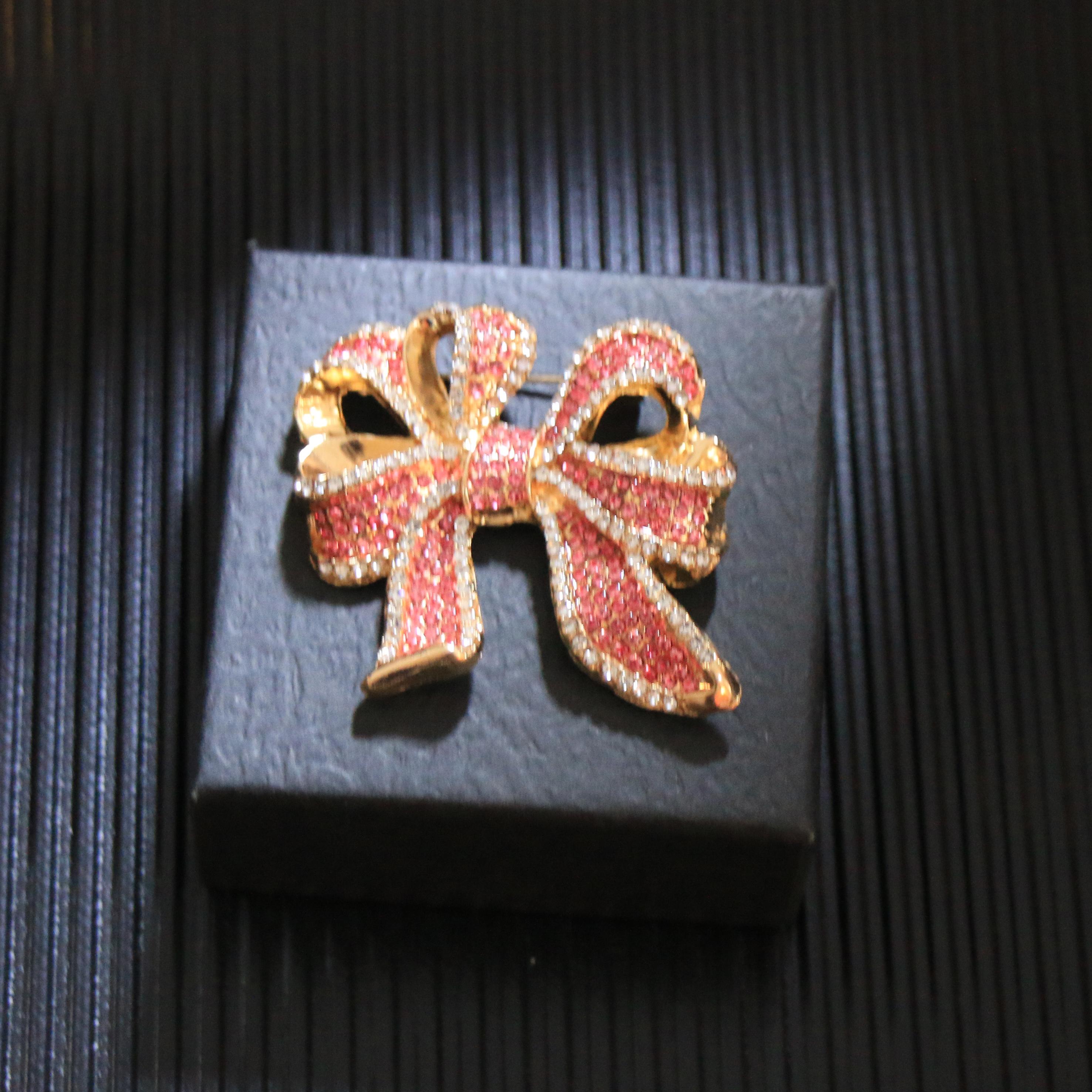 SKEDS Luxury Palace Style Flower Brooches For Women Unisex Jewelry Rhinestone Enamel Animal Party Brooch Pins Christmas Gifts
SKEDS Luxury Palace Style Flower Brooches For Women Unisex Jewelry Rhinestone Enamel Animal Party Brooch Pins Christmas Gifts