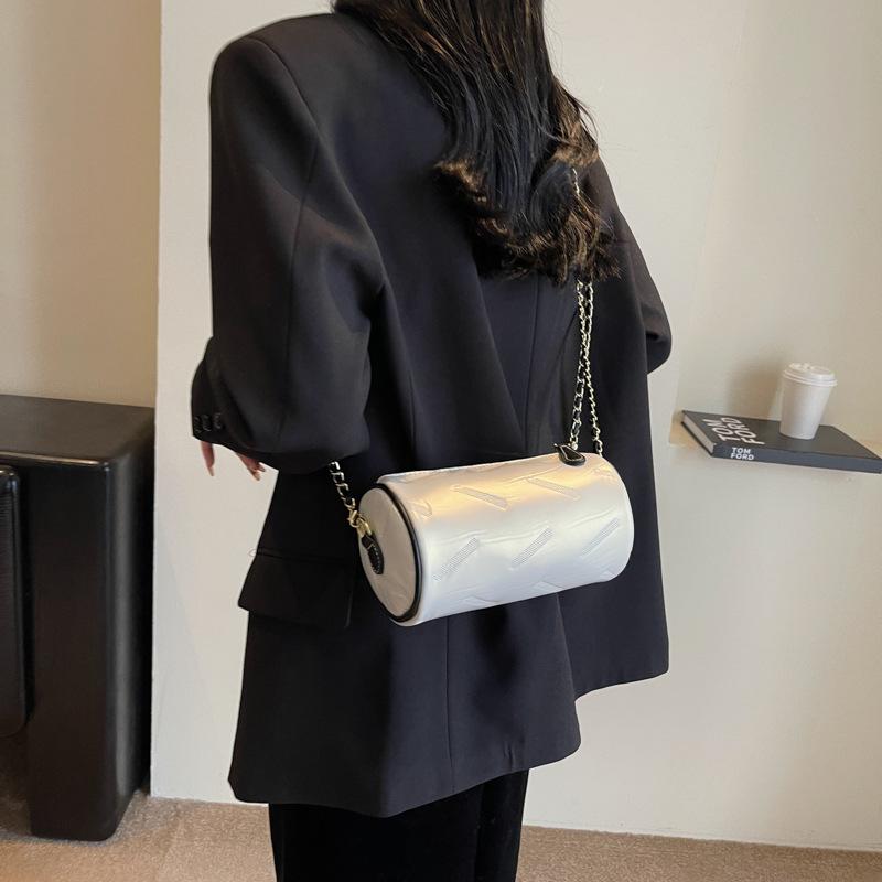 2025 new fashion trend high-end women s bags shoulder messenger bags large-capacity textured bags 21*11*11 срібний
2025 new fashion trend high-end women s bags shoulder messenger bags large-capacity textured bags 21*11*11 срібний