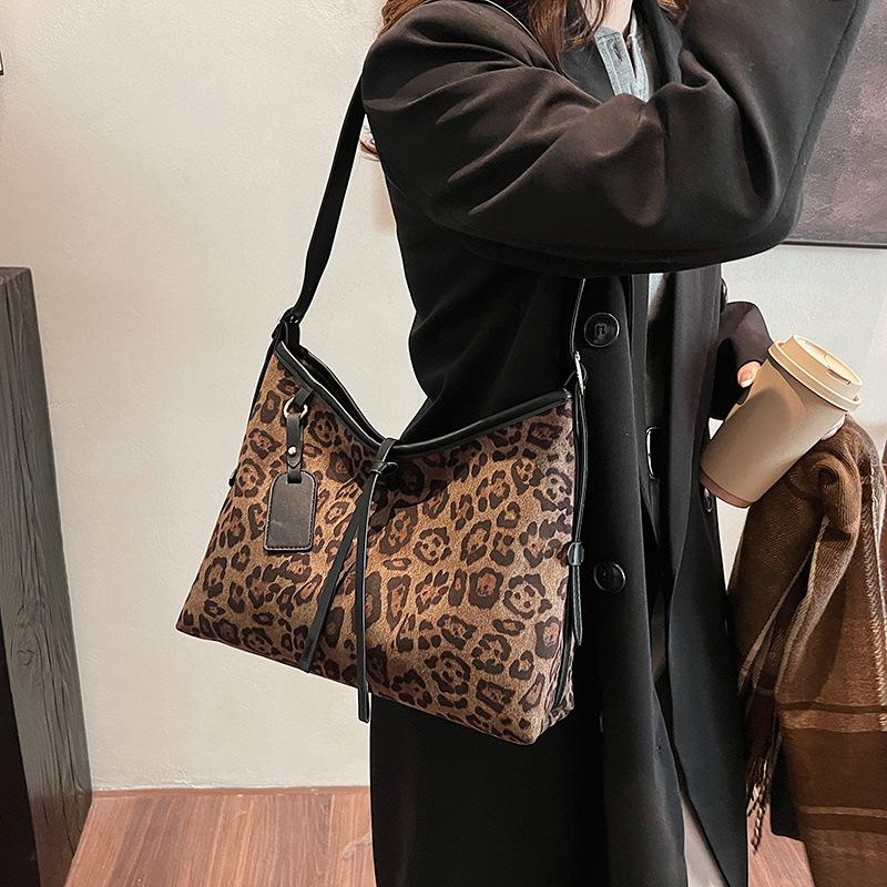 Casual commuting large-capacity shoulder bag women s 2025 new popular high-end leopard print messenger bag 31*11*26
Casual commuting large-capacity shoulder bag women s 2025 new popular high-end leopard print messenger bag 31*11*26