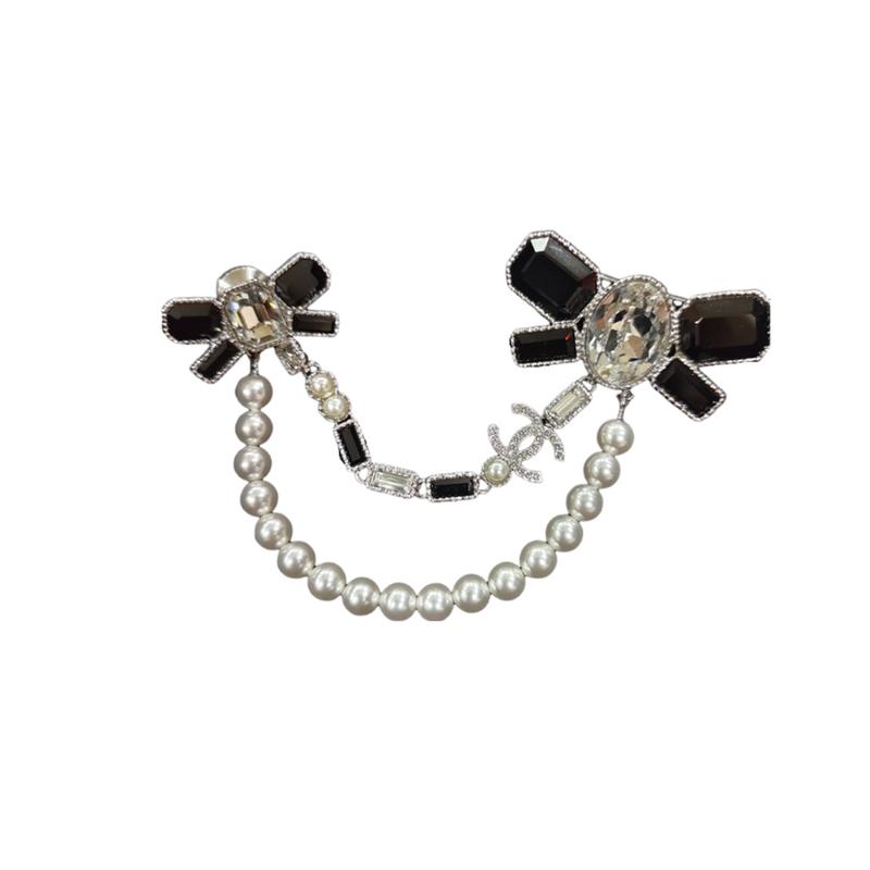 CHANEL 23K Pearl Chain Sugar Cube Bow Rhinestone Brooch Men and Women Same Style Couple Black чорний
CHANEL 23K Pearl Chain Sugar Cube Bow Rhinestone Brooch Men and Women Same Style Couple Black чорний