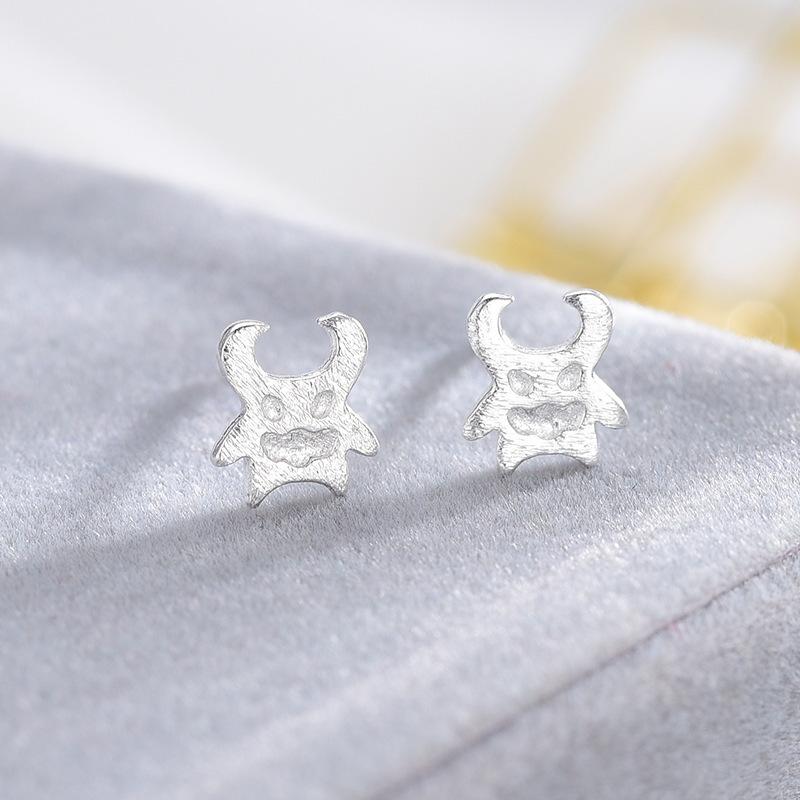 Женские маленькие мини-серьги Demon King Glossy, модные простые корейские аксессуары для нишевого дизайна
Женские маленькие мини-серьги Demon King Glossy, модные простые корейские аксессуары для нишевого дизайна