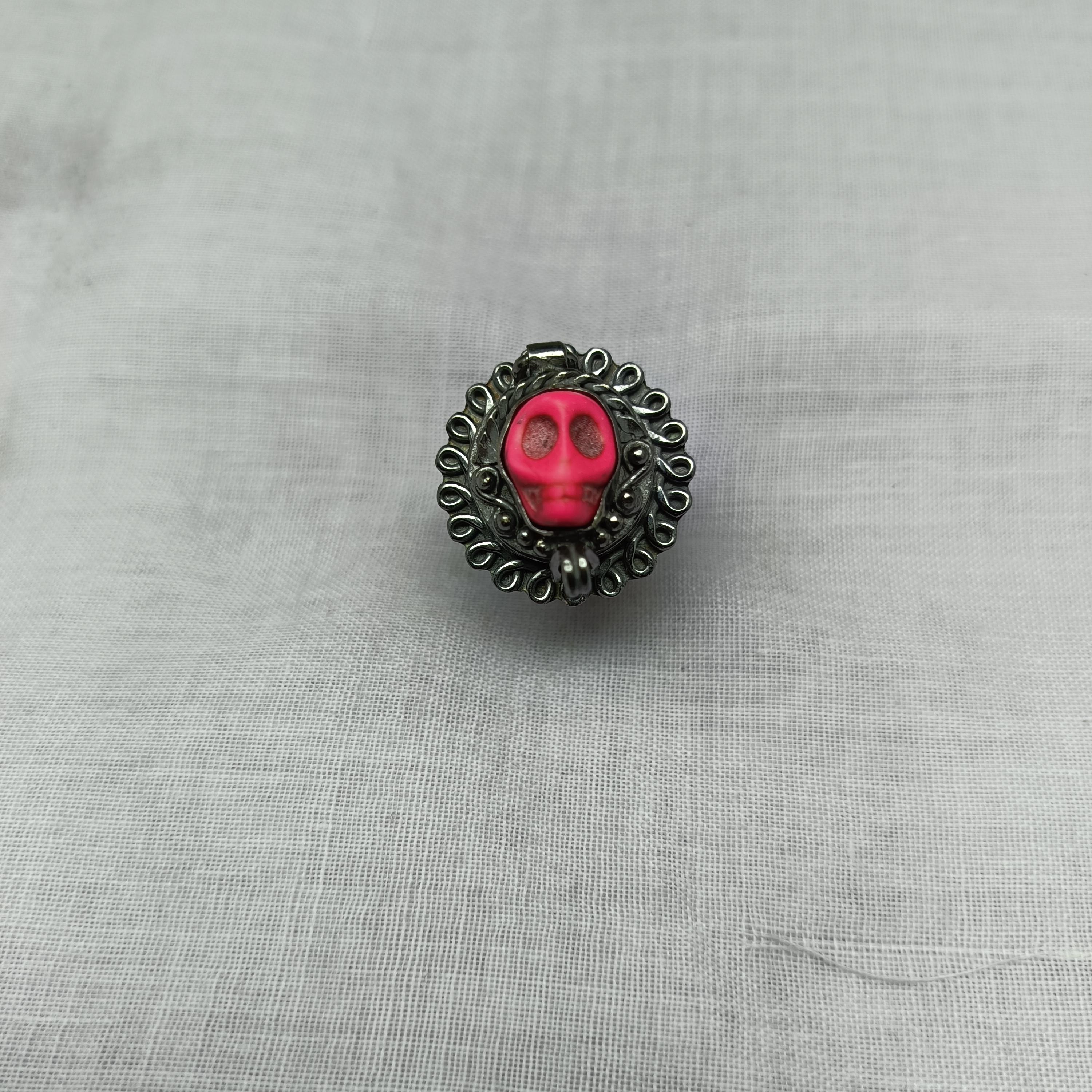Hand Carved Face Poison Ring, Pink Stone Face Ring, Handmade Compartment Ring, Black Skull Poison Ring,Locket-Pill Box Ring,Anniversary Ring 4-12US чорний
Hand Carved Face Poison Ring, Pink Stone Face Ring, Handmade Compartment Ring, Black Skull Poison Ring,Locket-Pill Box Ring,Anniversary Ring 4-12US чорний