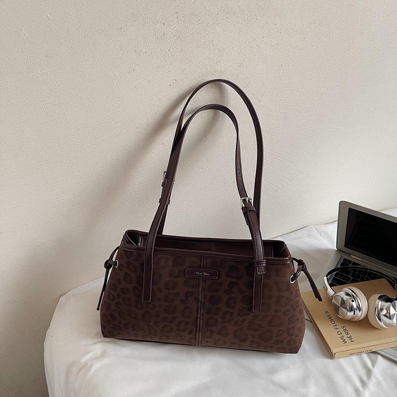 Retro leopard print large-capacity handbag women s 2025 new fashion underarm bag high-value shoulder commuter bag women цветной печати леопарда
Retro leopard print large-capacity handbag women s 2025 new fashion underarm bag high-value shoulder commuter bag women цветной печати леопарда