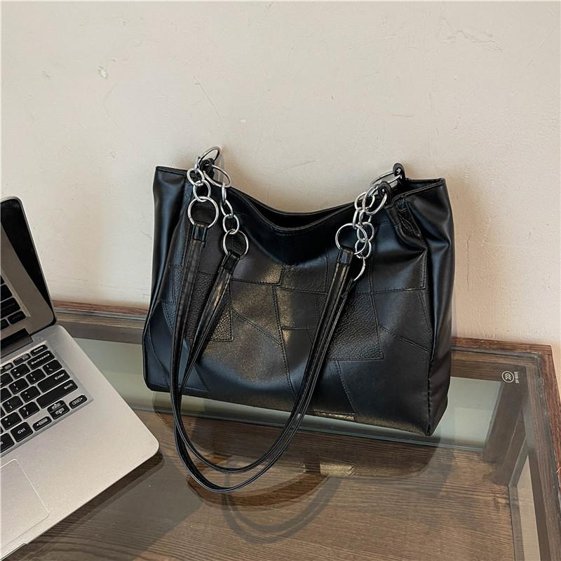 High-value splicing shoulder tote bag women s 2025 summer lazy wind versatile large-capacity underarm handbag срібний
High-value splicing shoulder tote bag women s 2025 summer lazy wind versatile large-capacity underarm handbag срібний