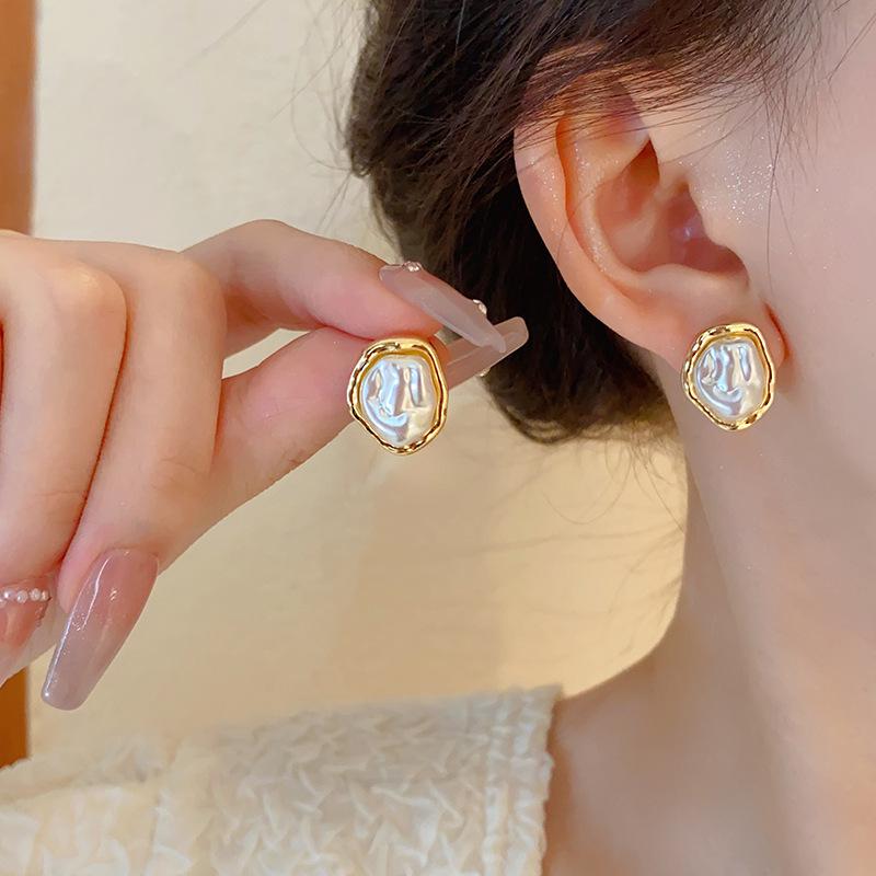 Irregularly pleated pearl stud earrings fashion high-end earrings niche temperament light luxury daily versatile earrings
Irregularly pleated pearl stud earrings fashion high-end earrings niche temperament light luxury daily versatile earrings