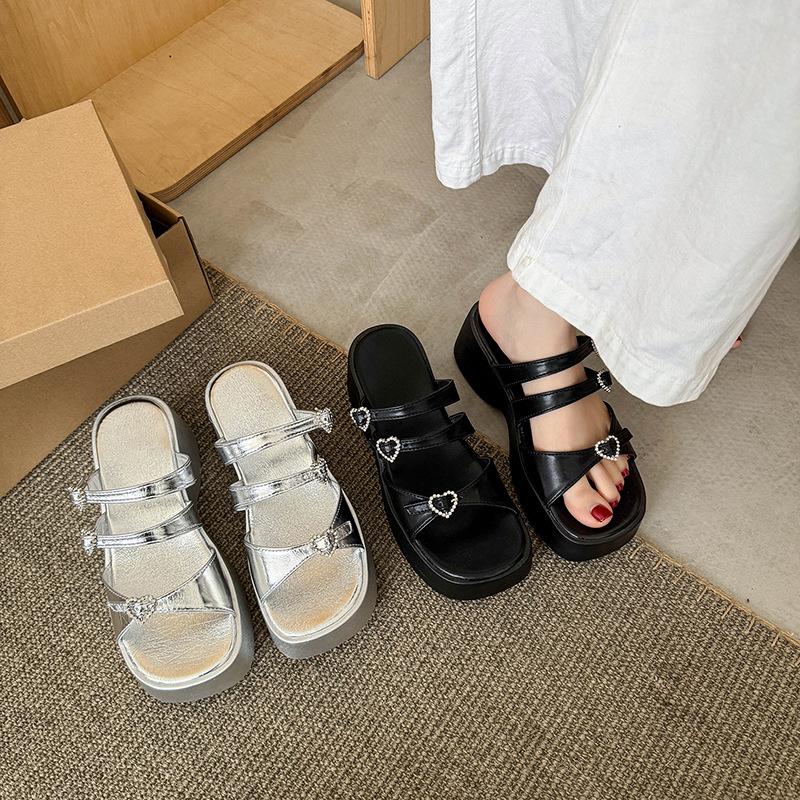 Thick-soled heightening slippers women s summer outer wear 2025 new versatile skirt love rhinestone cool slippers 35 чёрный
Thick-soled heightening slippers women s summer outer wear 2025 new versatile skirt love rhinestone cool slippers 35 чёрный