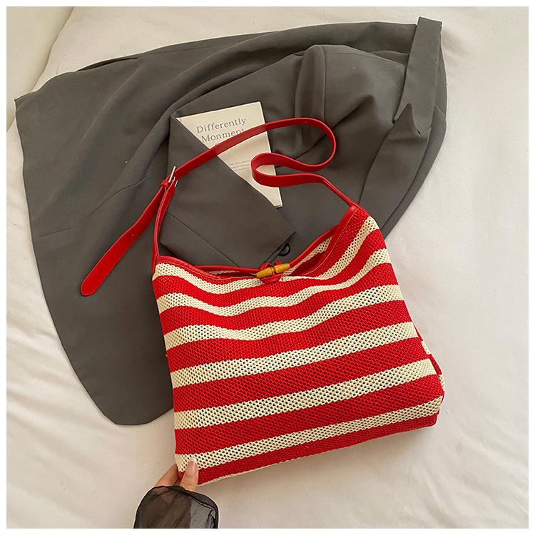 Women s tote bag niche fashionable casual new personality summer simple fashion shoulder bag червоний
Women s tote bag niche fashionable casual new personality summer simple fashion shoulder bag червоний