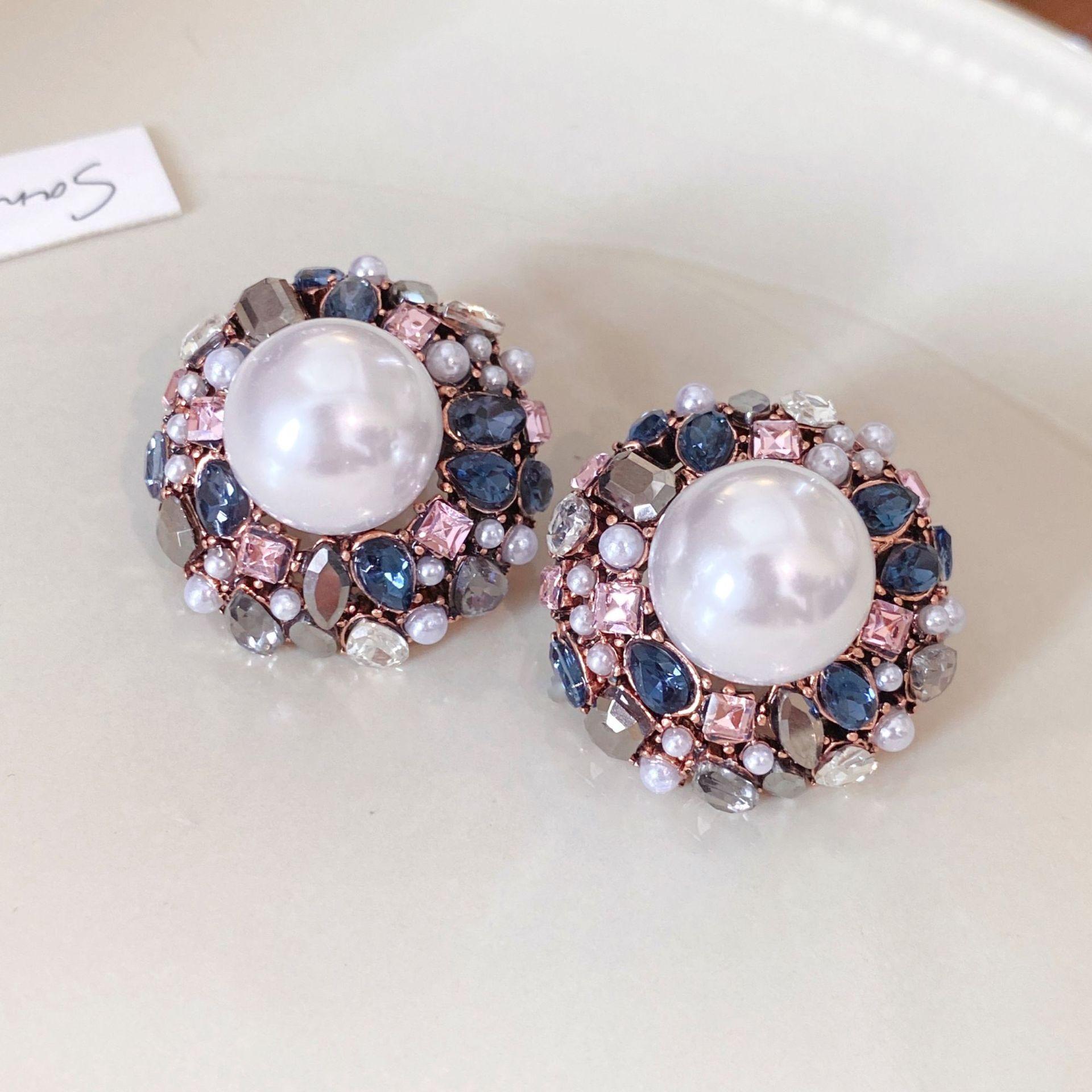 Silver Needle Diamond Round Pearl Stud Earrings Retro Court Style Elegant Heavy Industry Versatile Earrings Light Luxury Premium Earrings
Silver Needle Diamond Round Pearl Stud Earrings Retro Court Style Elegant Heavy Industry Versatile Earrings Light Luxury Premium Earrings