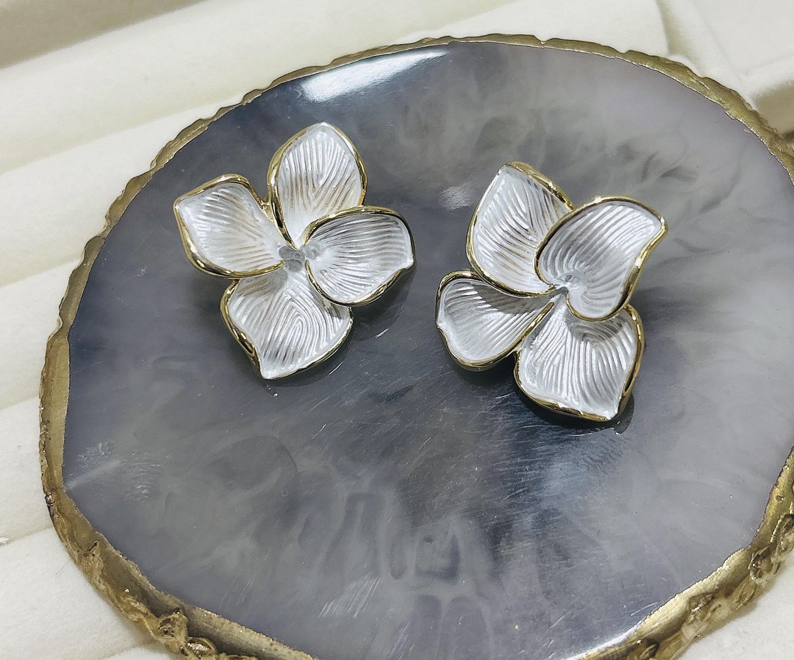 2025 Matte Four-Leaf Flower Earrings: Trendy European & American High-End Studs White
2025 Matte Four-Leaf Flower Earrings: Trendy European & American High-End Studs White