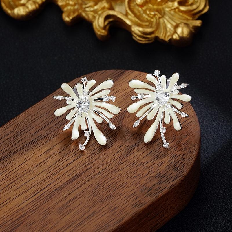 Unique 3D Fireworks Heart Zircon Stud Earrings 18K Gold
Unique 3D Fireworks Heart Zircon Stud Earrings 18K Gold