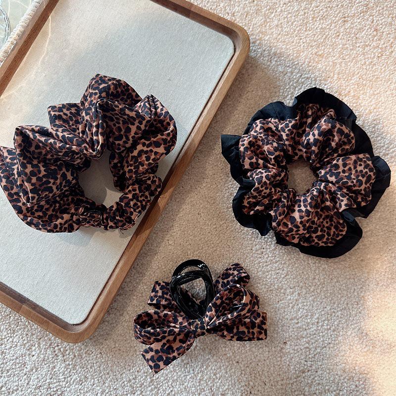 Retro Leopard Print Hair Accessory Set: Scrunchie, Headband, Claw Clip - Autumn/Winter Edition
Retro Leopard Print Hair Accessory Set: Scrunchie, Headband, Claw Clip - Autumn/Winter Edition