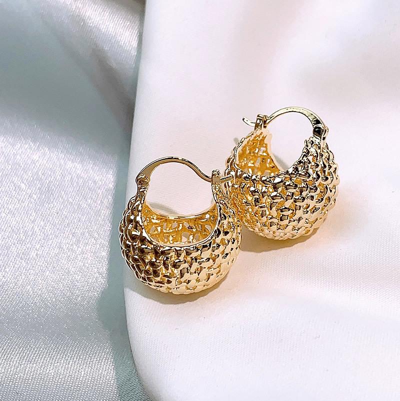 French light luxury metal hollow ball earrings cold wind temperament plain woven basket ear buckle design earrings
French light luxury metal hollow ball earrings cold wind temperament plain woven basket ear buckle design earrings