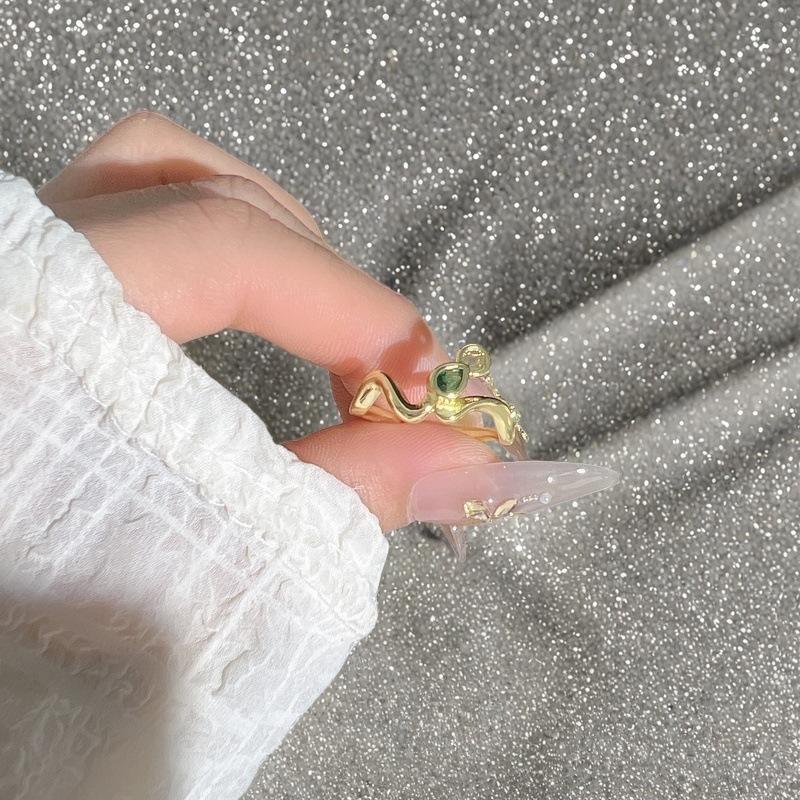 Snake Coin Open Ring Niche Design Retro Literary Light Luxury High Sense Zircon Ring Adjustable opening
Snake Coin Open Ring Niche Design Retro Literary Light Luxury High Sense Zircon Ring Adjustable opening